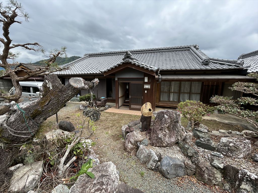 1940s wood house on a large plot in Mie