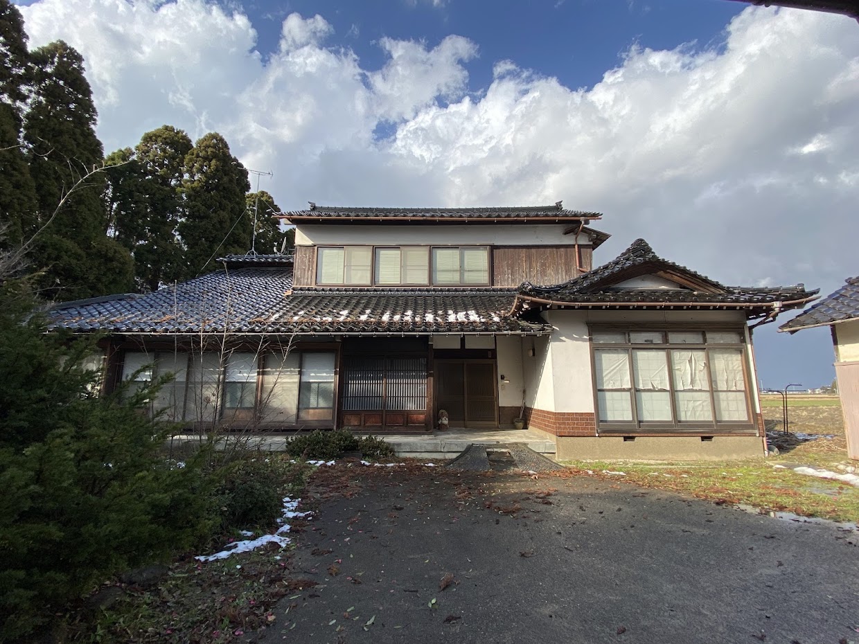 1940s wood house on a large plot in Toyama