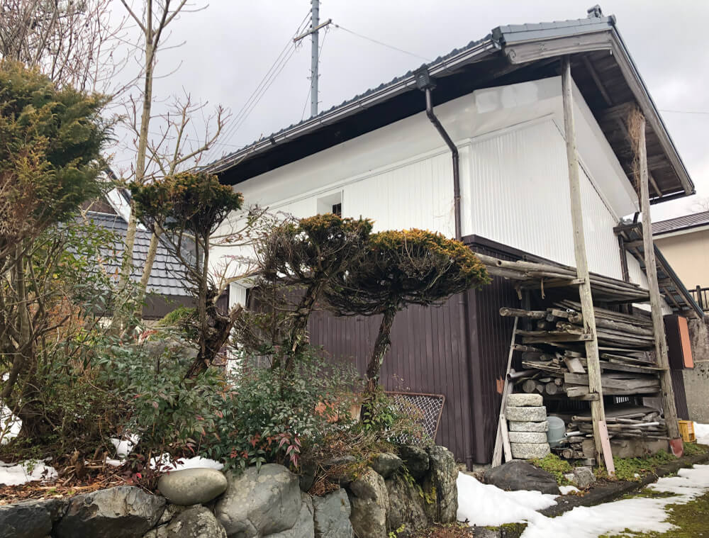 Wood house with storehouses in Shiga