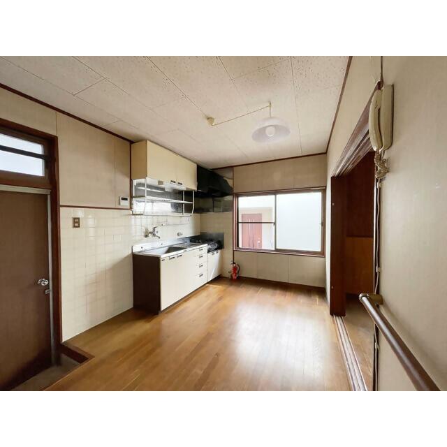 1970s wood house, 14-min walk to station, Mie