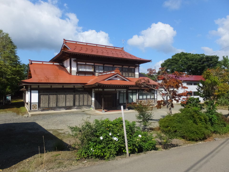 1980s wood house on a large plot in Iwate