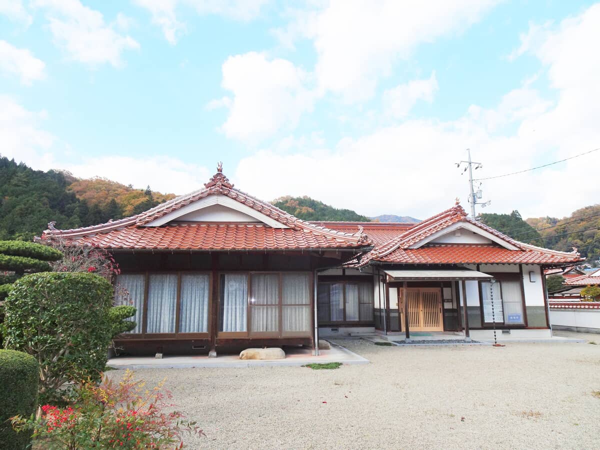 1990s wood house on a large plot in Hiroshima