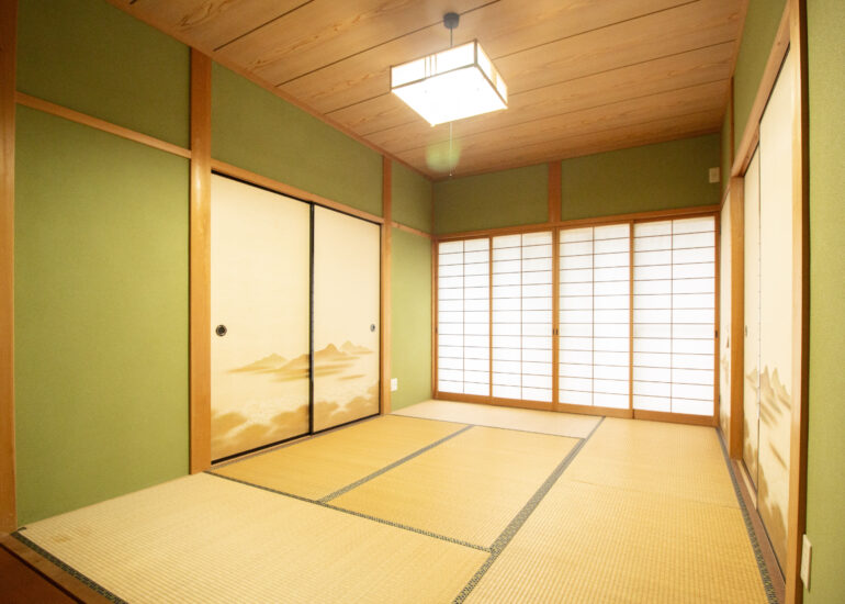 1990s wood house on a large plot in Matsusaka Kahada