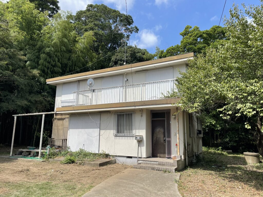 1970s steel-frame house with outbuildings in Chiba