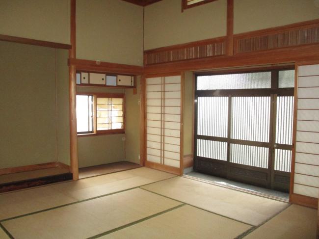 1970s wood house, 17-min walk to station, Okayama