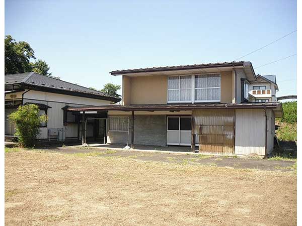 1980s wood house on a large plot in Iwate