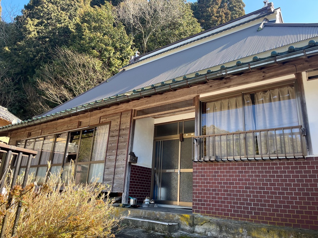 Wood house with storehouses in Kamiurushihara, Maizuru