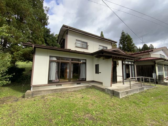 1980s wood house with storehouses in Iwate