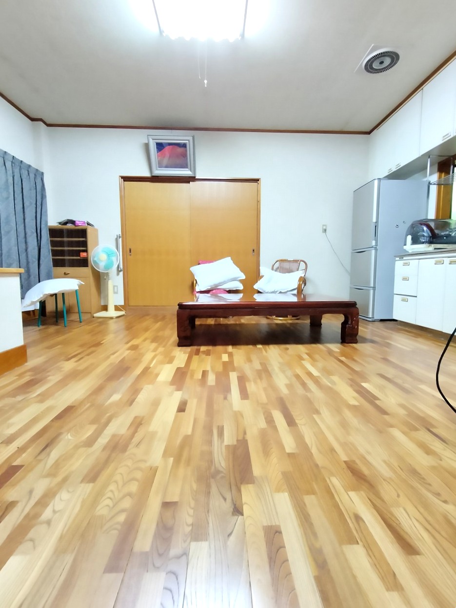 1990s house with storehouses in Ehime