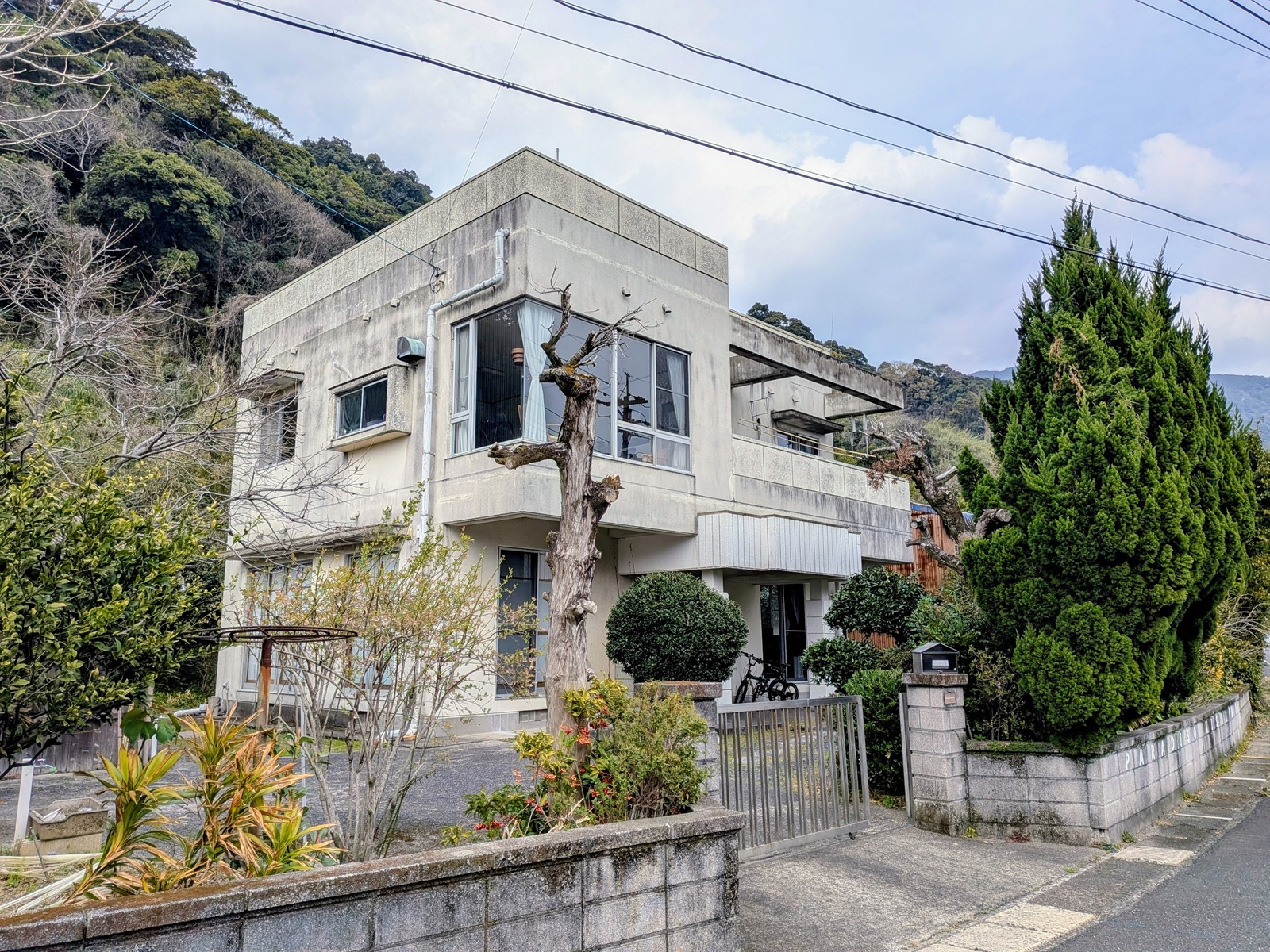 1990s concrete house in Uchinoura, Kimotsuki