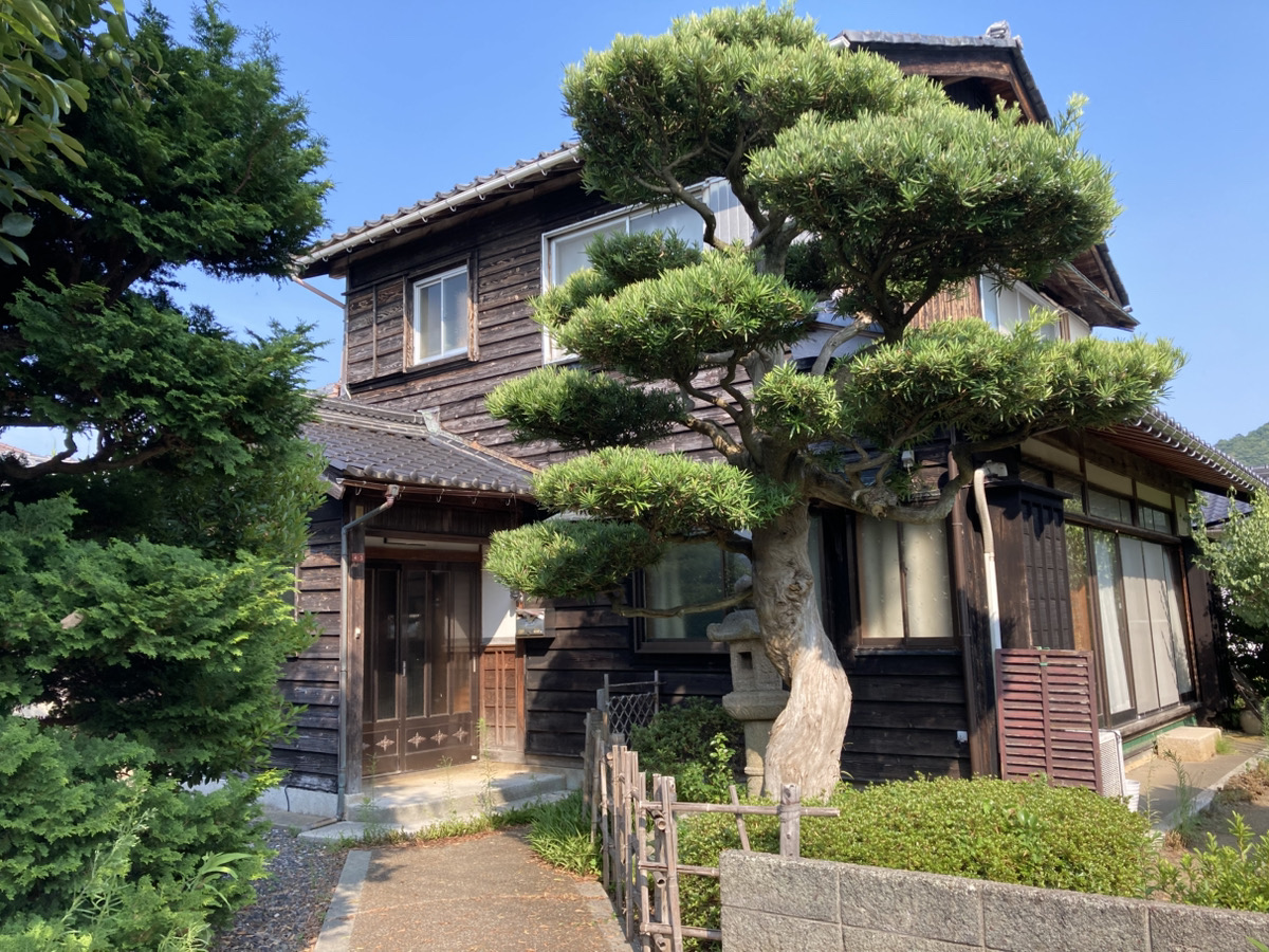 1930s wood house on a large plot in Fukui