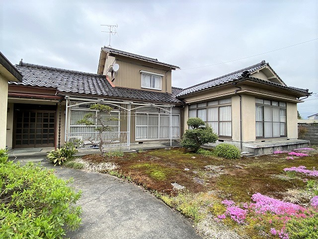 1960s wood house, 13-min walk to station, Toyama