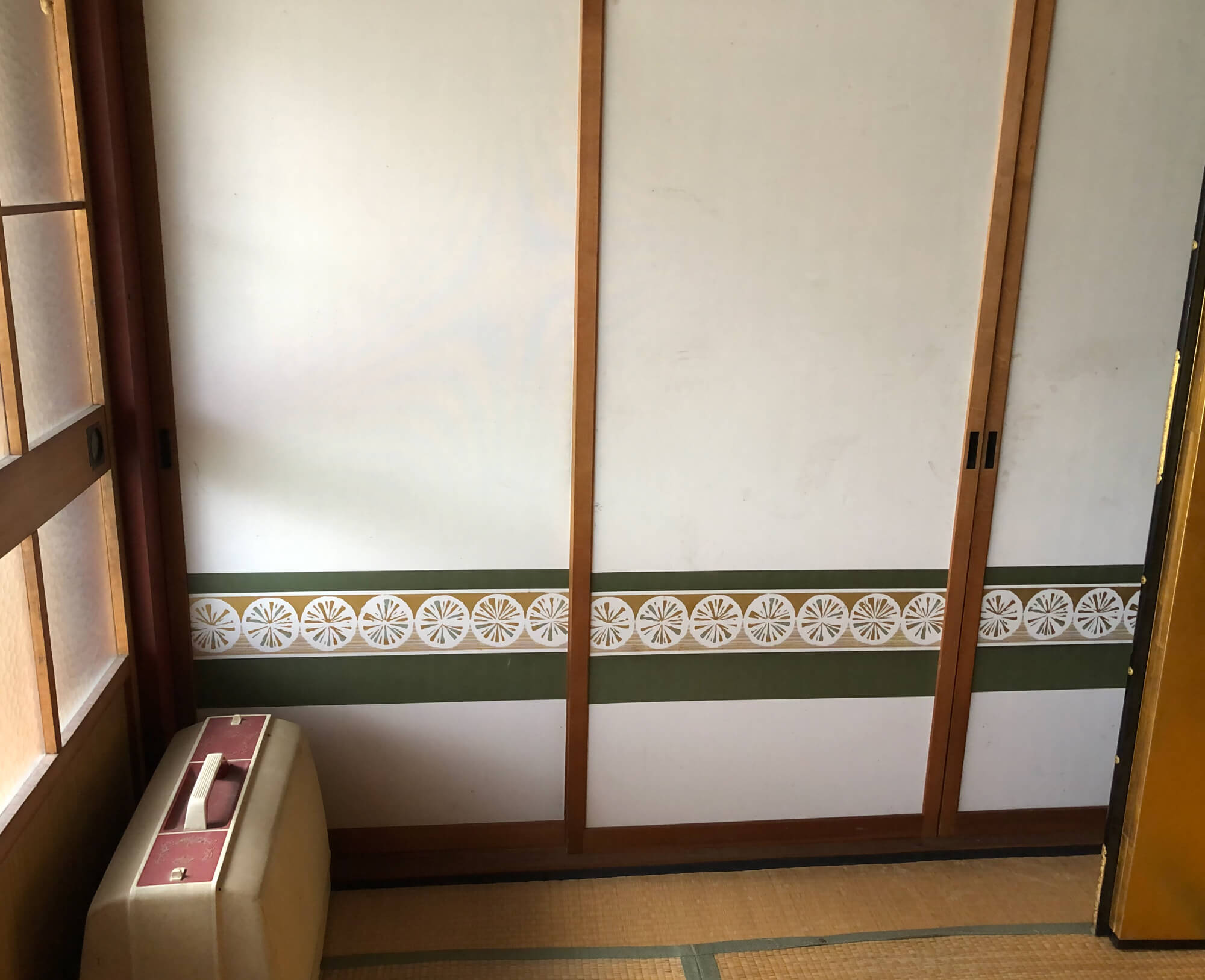 Wood house with storehouses in Shiga