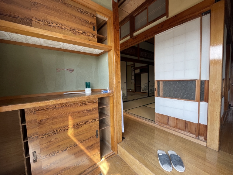 Price Reduced! Retro House with Charming Glass Panes and Warm Fittings