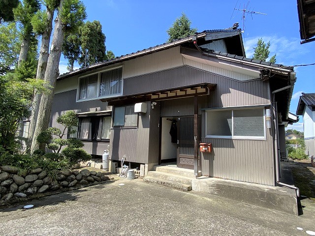 1900s wood house on a large plot in Toyama