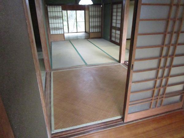 1860s wood house on a large plot in Oita