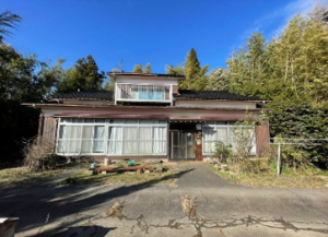 1970s wood house on a large plot in Niigata