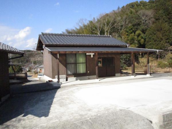 Wood house with storehouses in Oita