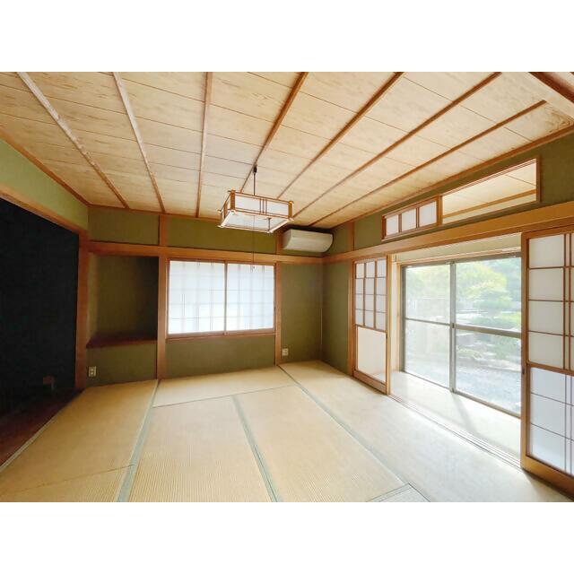 1970s wood house, 14-min walk to station, Mie