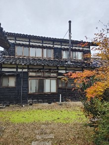 1980s wood house on a large plot in Niigata