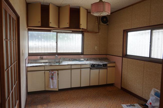 1970s wood house, 14-min walk to station, Okayama
