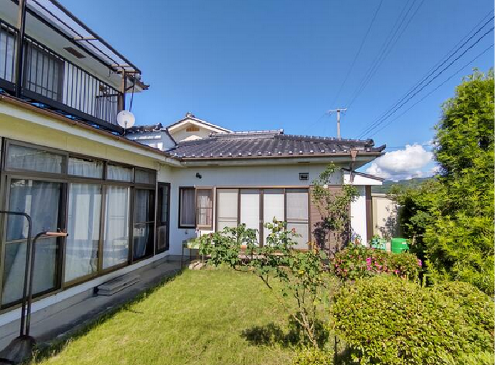 1980s wood house, 13-min walk to station, Nagano