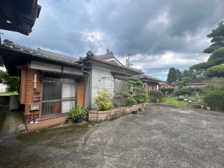 1980s house on a large plot in Sueyoshi, Soo