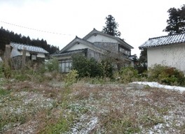 1970s wood house on a large plot in Niigata