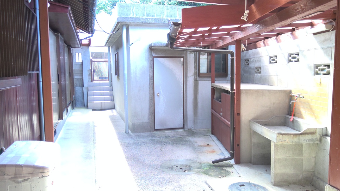 1990s wood house near the coast in Uchinoura, Kimotsuki