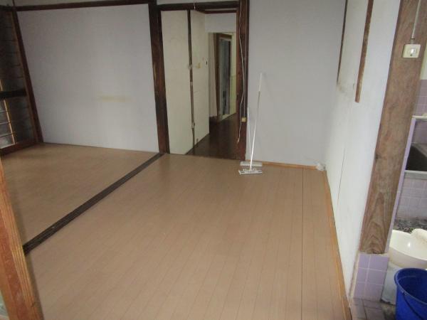 Wood house with storehouses in Oita
