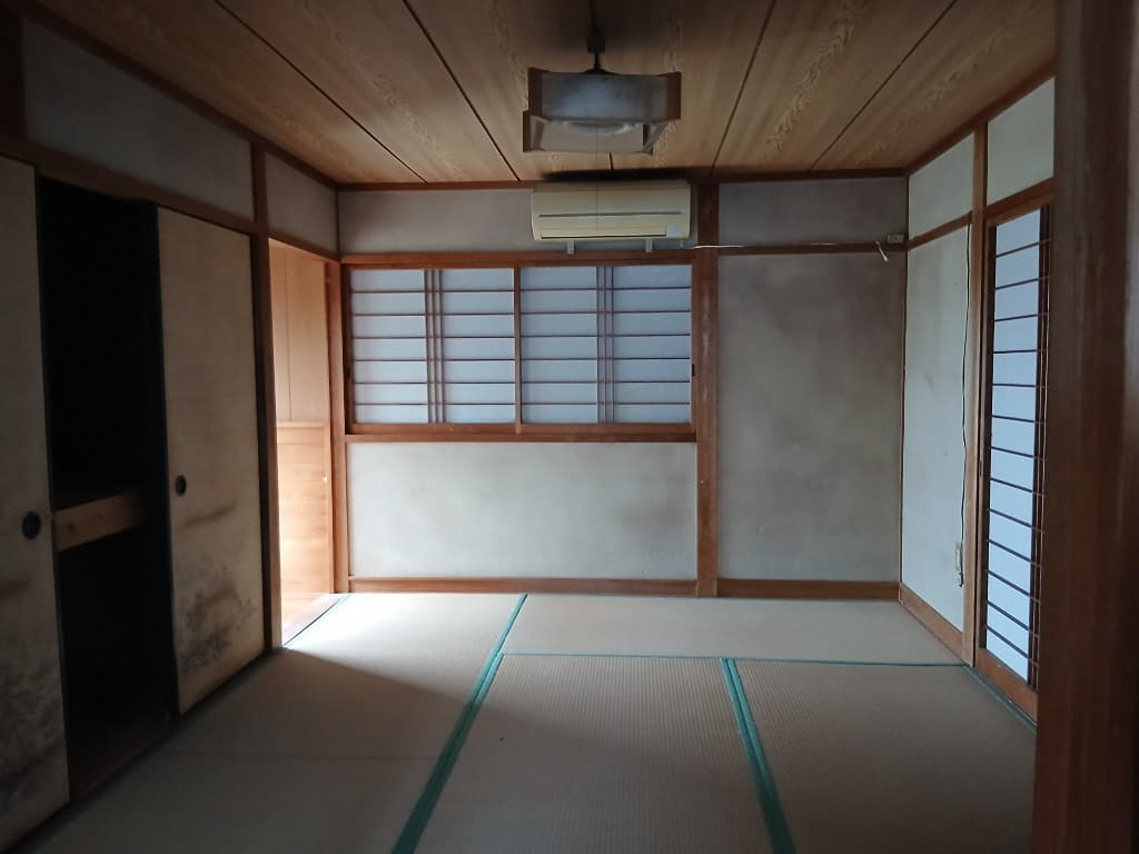 1980s wood house on a large plot in Nagasaki