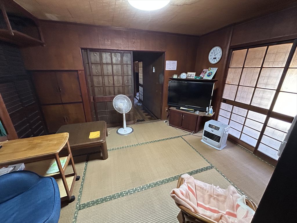 1950s wood house on a large plot in Mie