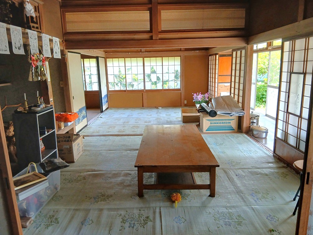 1980s wood house on a large plot in Iwate