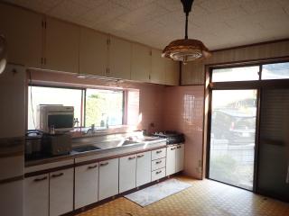 1980s concrete house, 15-min walk to station, Oita