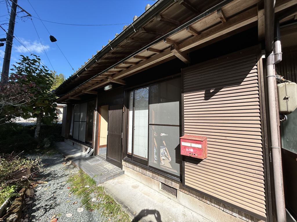 1980s wood house on a large plot in Mie