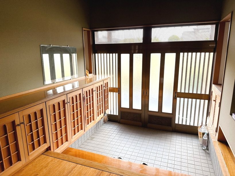 1990s wood house on a large plot in Aomori