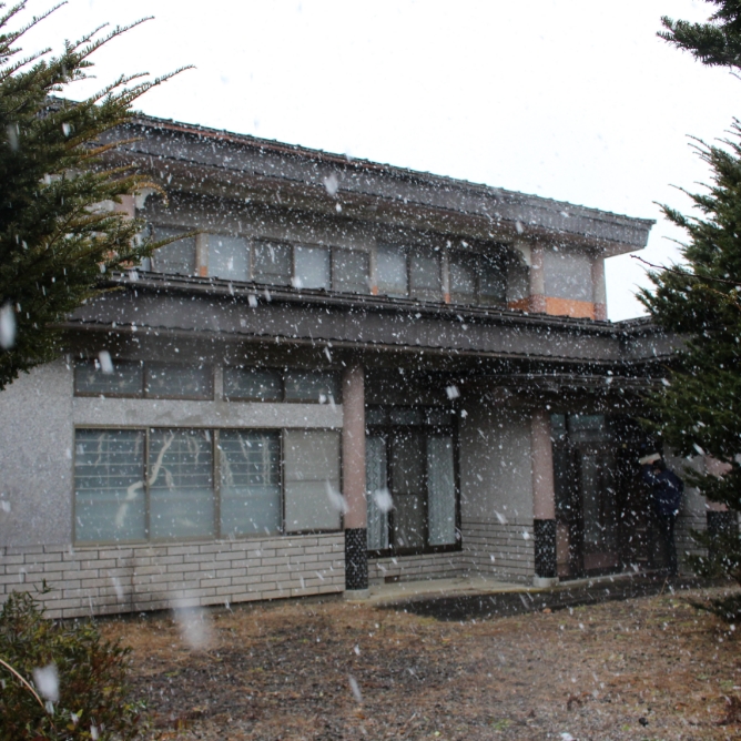 1970s wood house on a large plot in Aomori