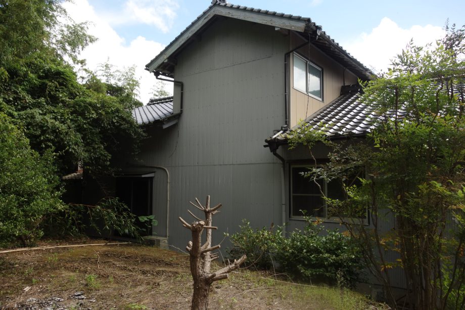 1970s wood house on a large plot in Nagasaki