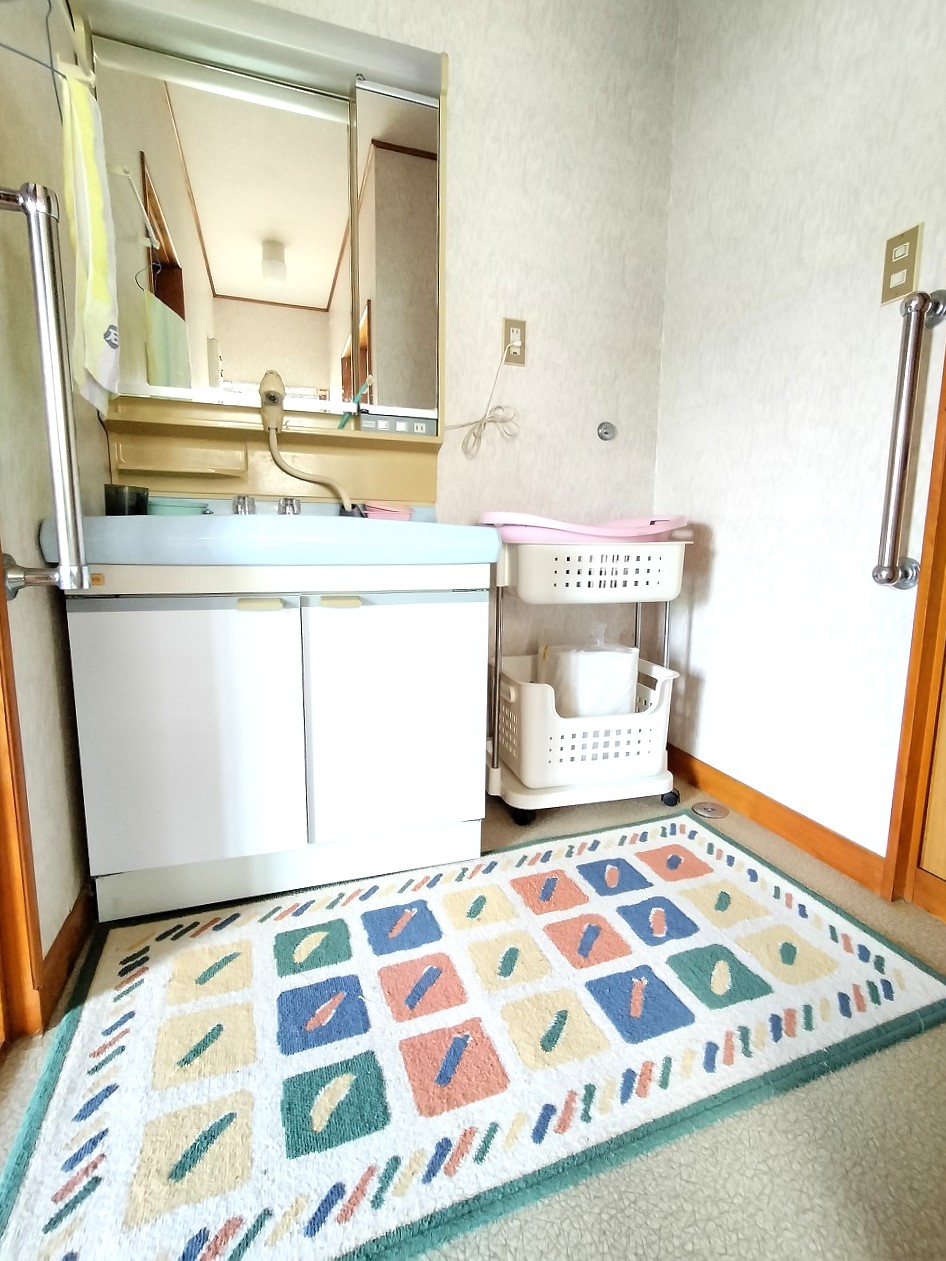1990s house with storehouses in Ehime