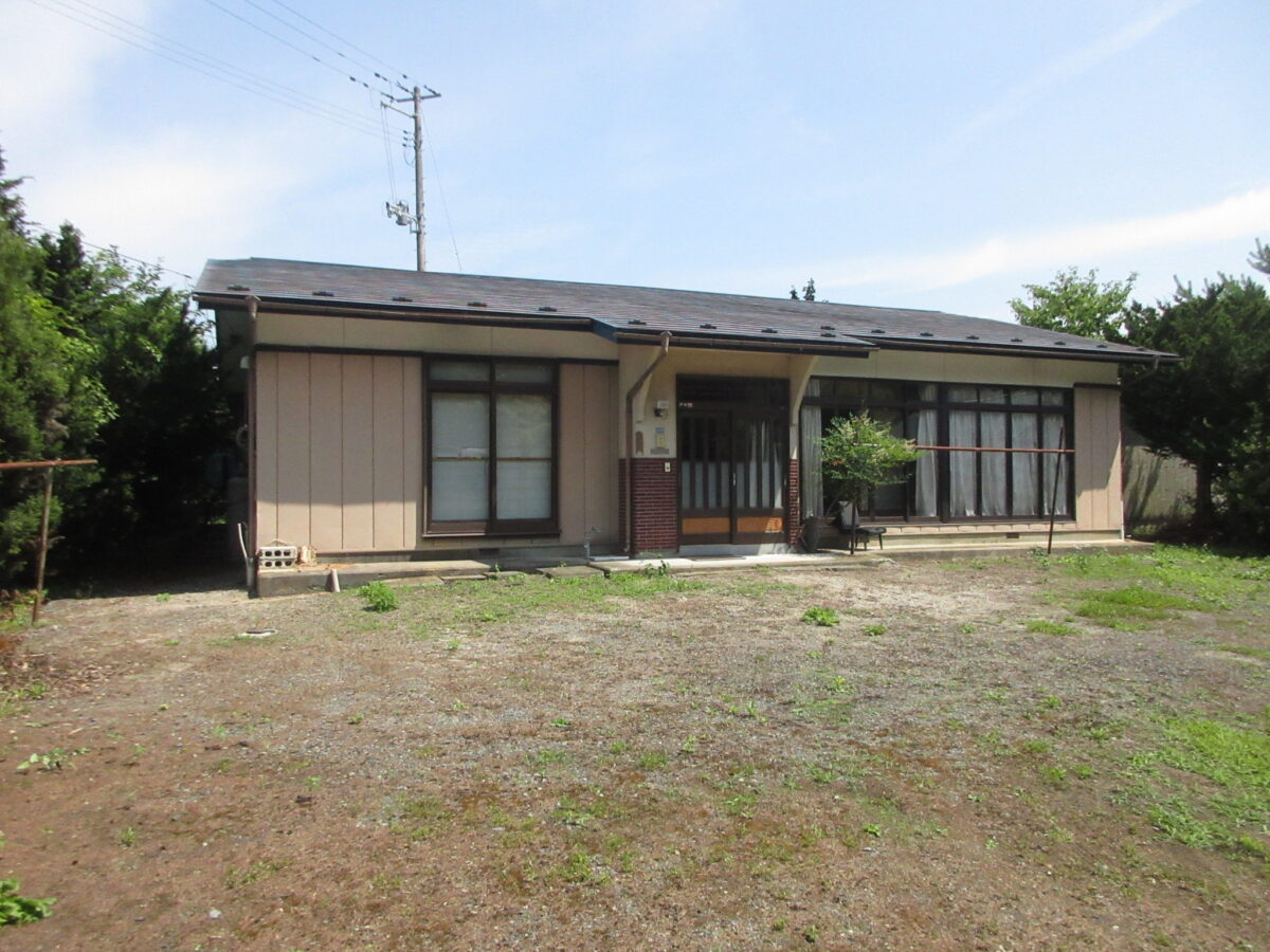1980s wood house on a large plot in Iwate