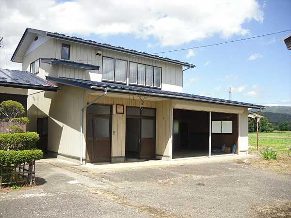1960s wood house on a large plot in Iwate