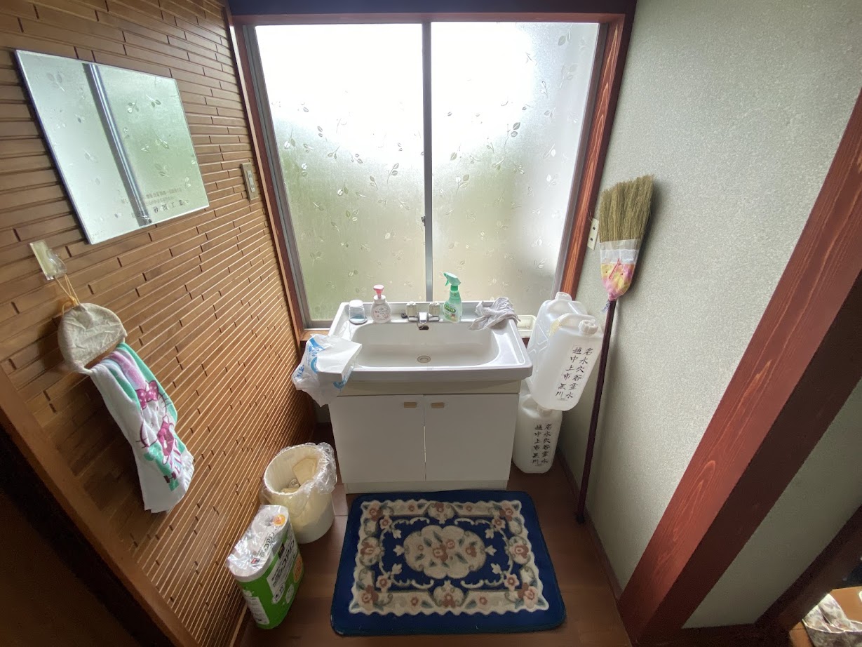 1970s wood house, 13-min walk to station, Toyama