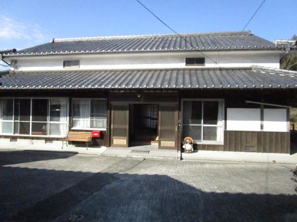 Wood house with storehouses in Oita