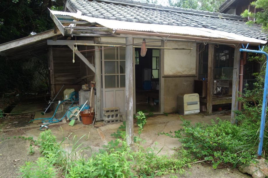1970s wood house on a large plot in Nagasaki
