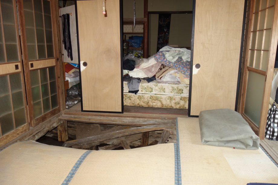 1950s wood house on a large plot in Nagasaki