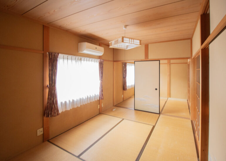 1990s wood house on a large plot in Matsusaka Kahada