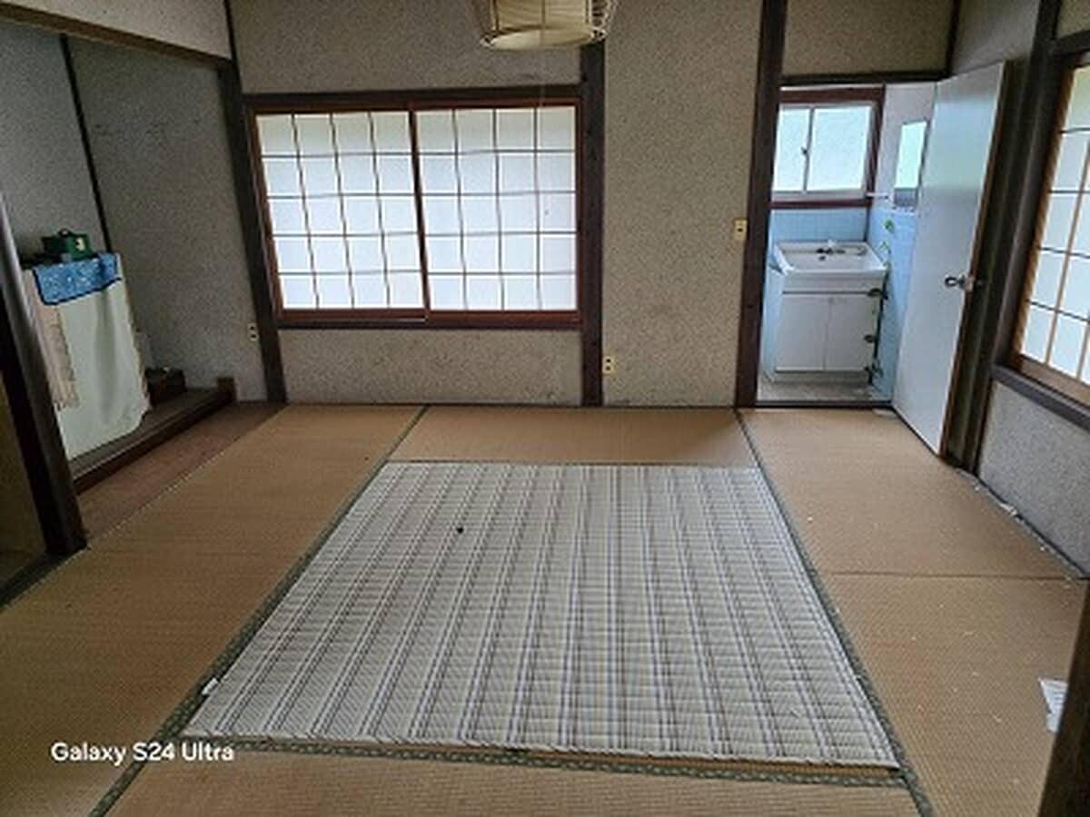 1970s wood house on a large plot in Hiroshima