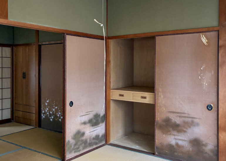1960s wood house on a large plot in Matsusaka Kahada