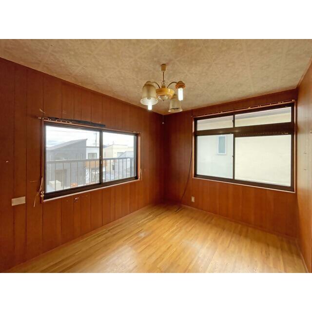 1980s wood house, 18-min walk to station, Mie