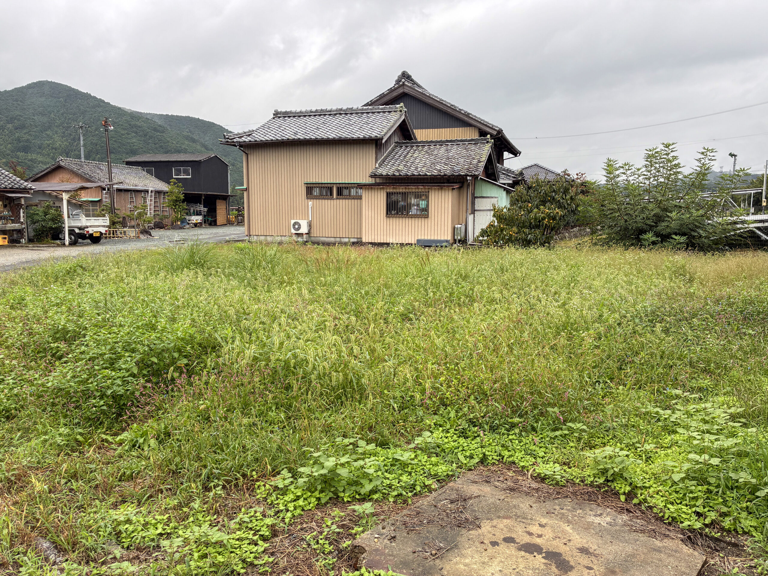 1970s wood house on a large plot in Matsusaka Kahada